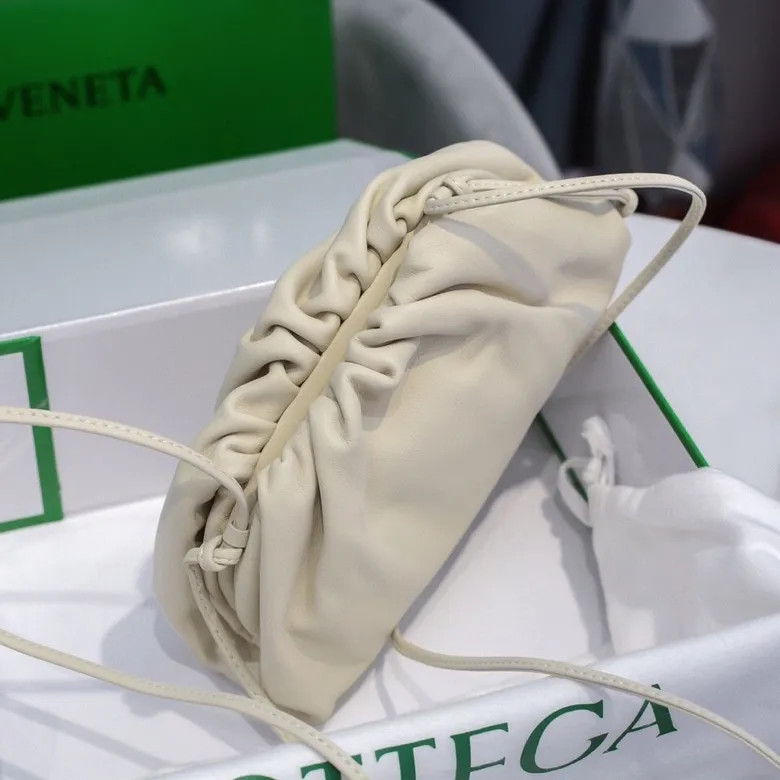 Batch 1120 Bottega Veneta cloud bag ☁️POUCH series Original plain calfskin, super low-key and attractive, soft and casual. Major internet celebrity bloggers are crazy about calling it fashionable and classy, ​​lazy and intellectual. Small size: 23*13*8 (small cloud plain) off-white, model: 6671